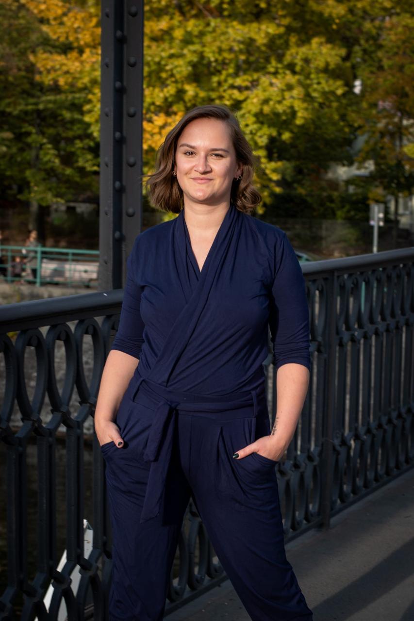 Dora Oswald auf einer Brücke in Kreuzberg