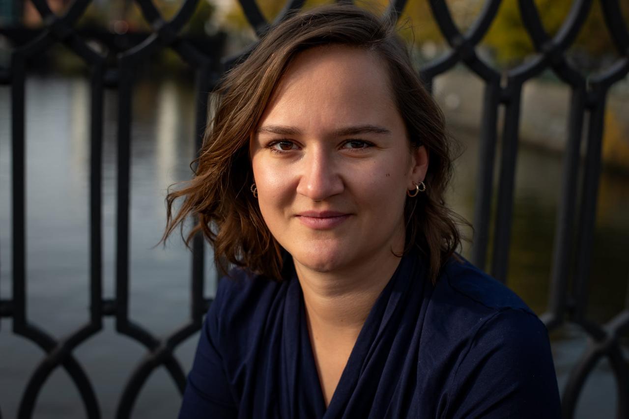 Dora Oswald, Nahaufnahme