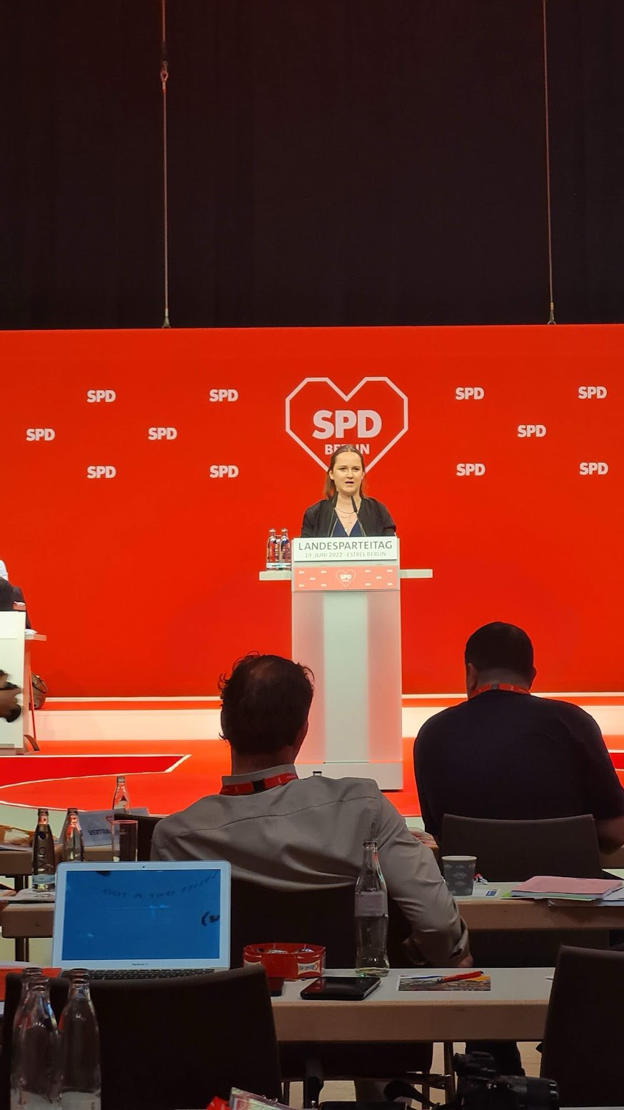 Dora Oswald am Rednerpult beim SPD-Landesparteitag Berlin