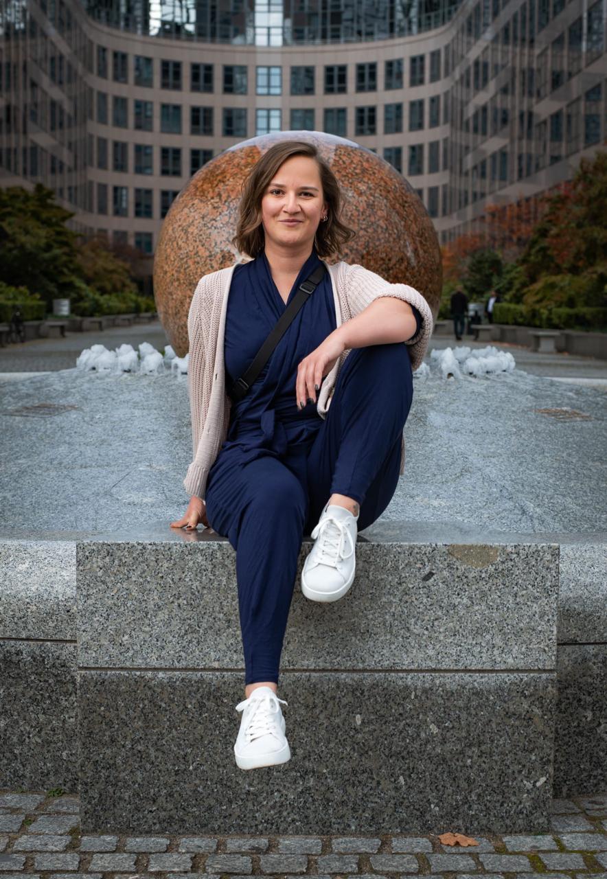 Dora Oswald, Porträt sitzend