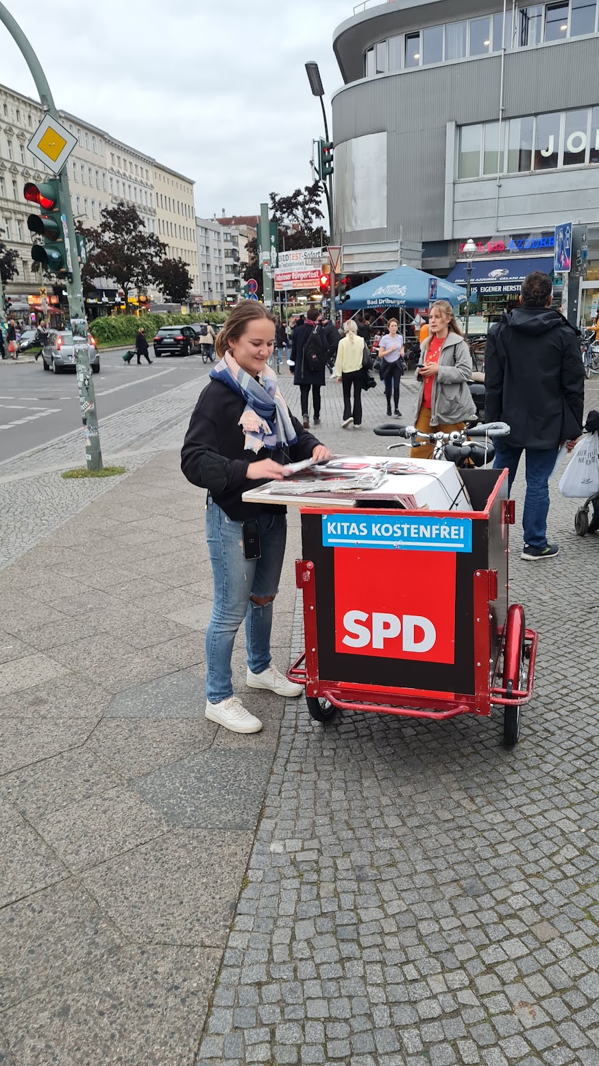 Dora Oswald beim Wahlkampfstand in Kreuzberg